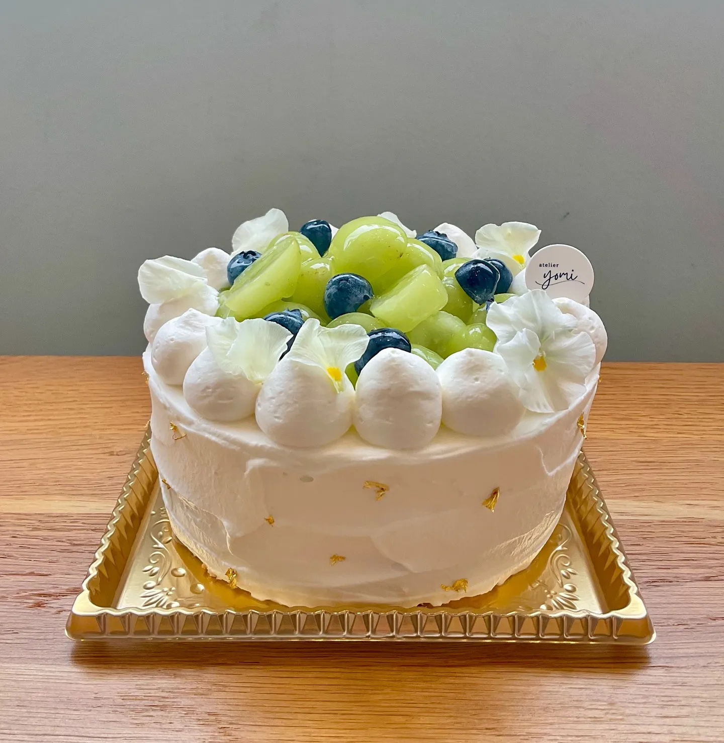 グリーンと白ベースのショートケーキ