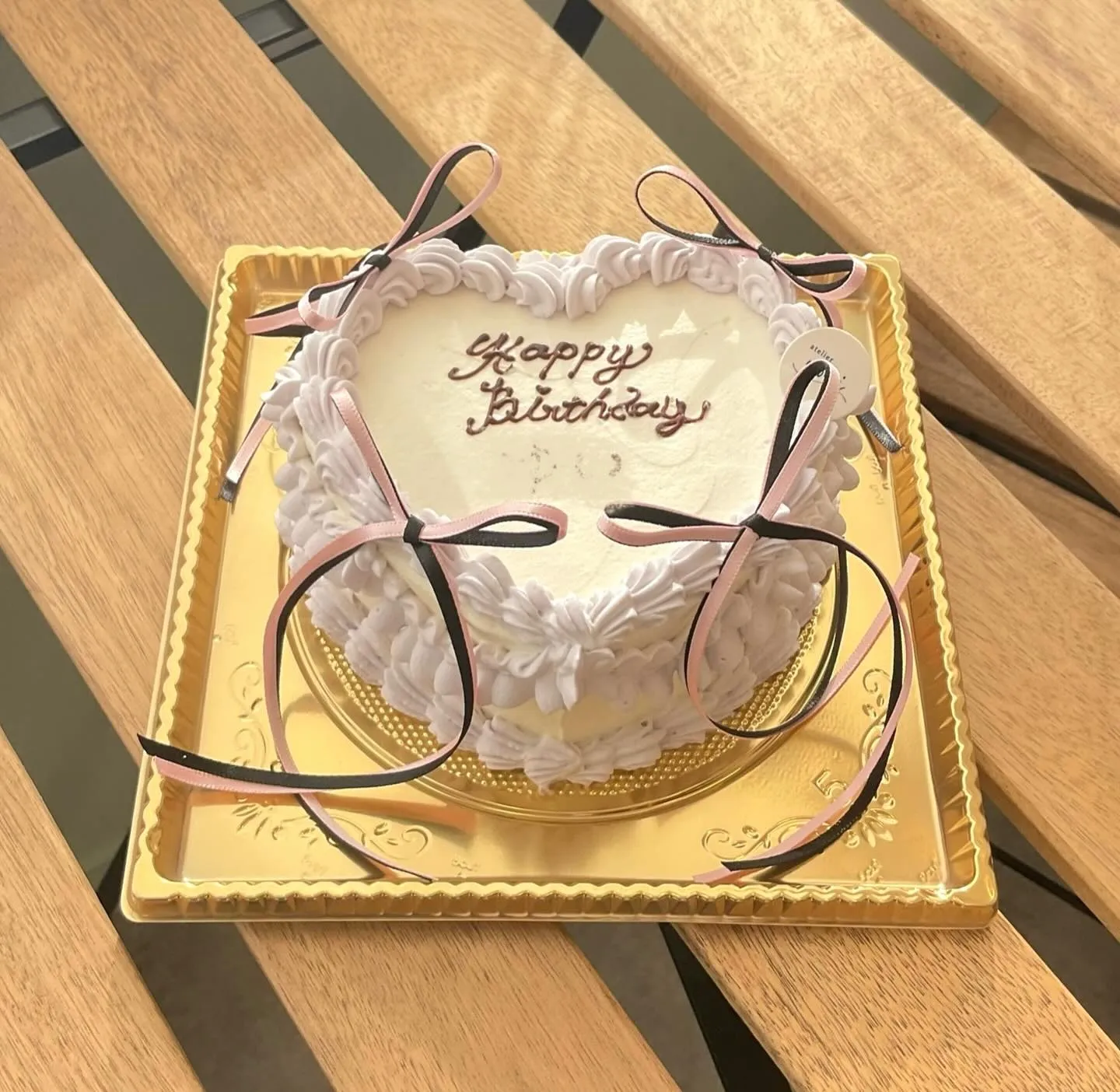 ピンクと黒の2色でリボン