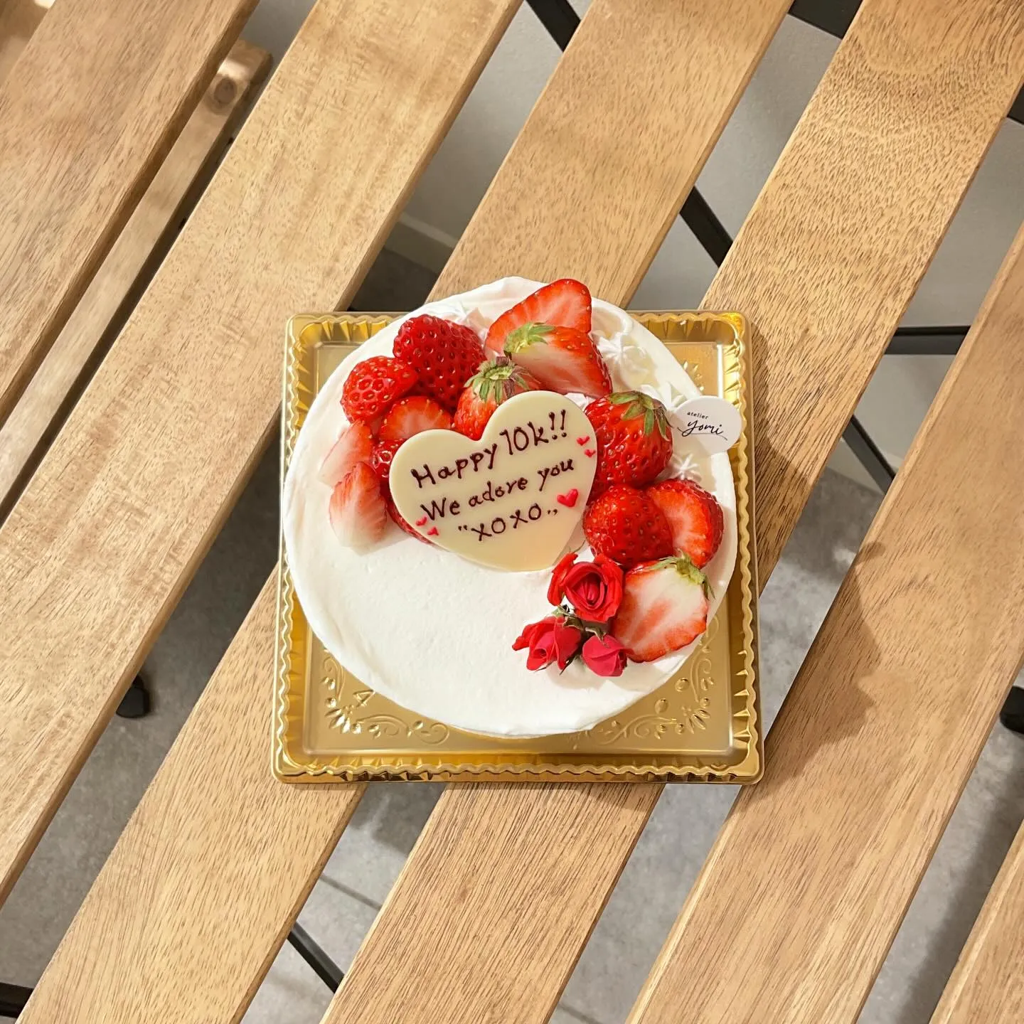 シンプルで可愛らしい記念日のホールケーキ🍓🎂