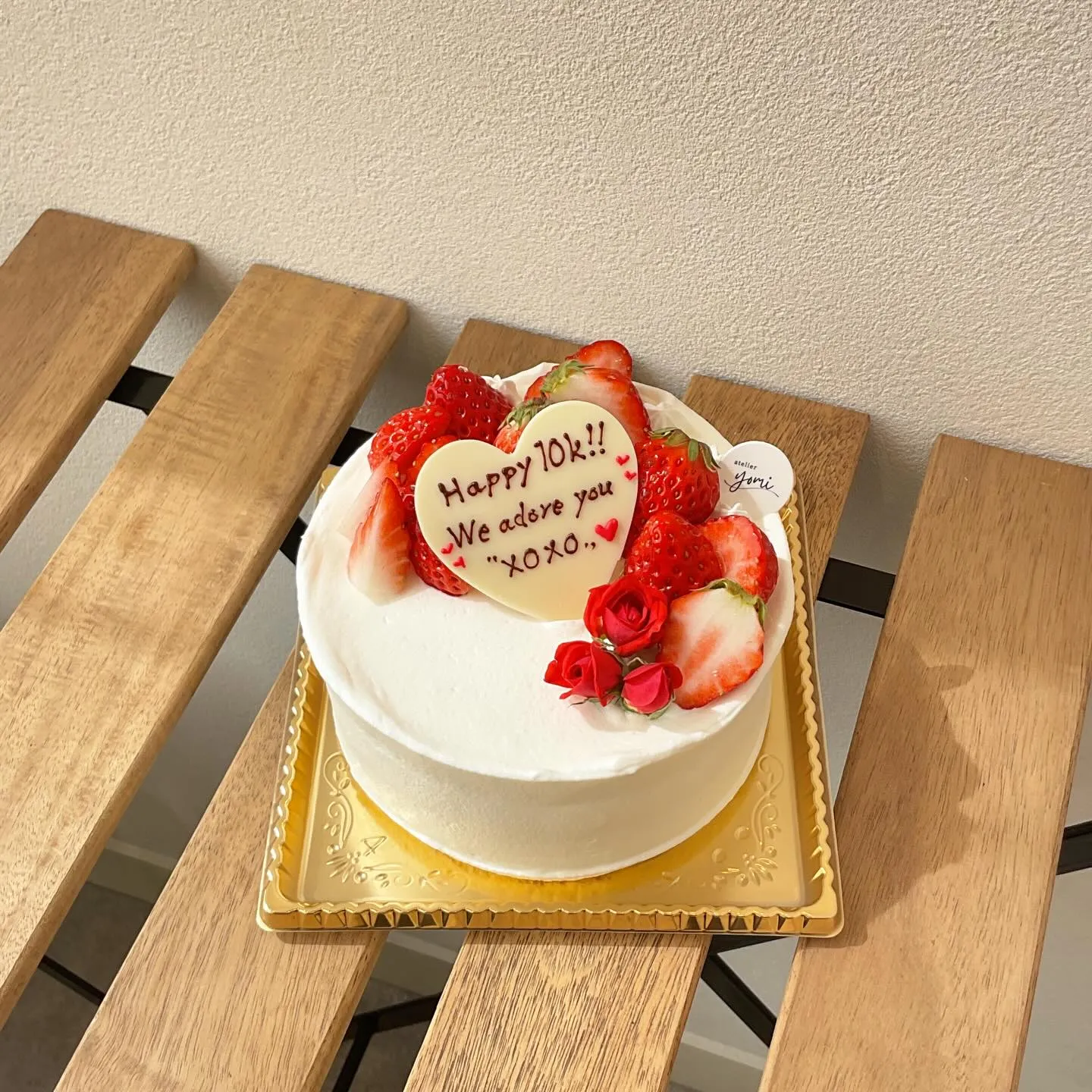 シンプルで可愛らしい記念日のホールケーキ🍓🎂