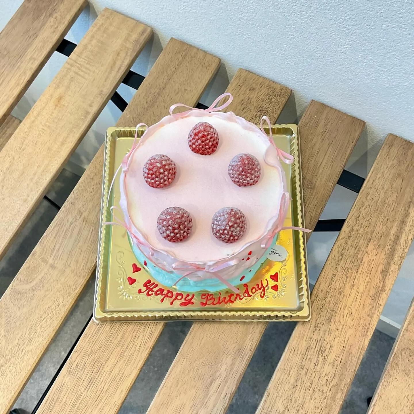 淡いピンクとブルーの2色のクリームの少し背の高いケーキ