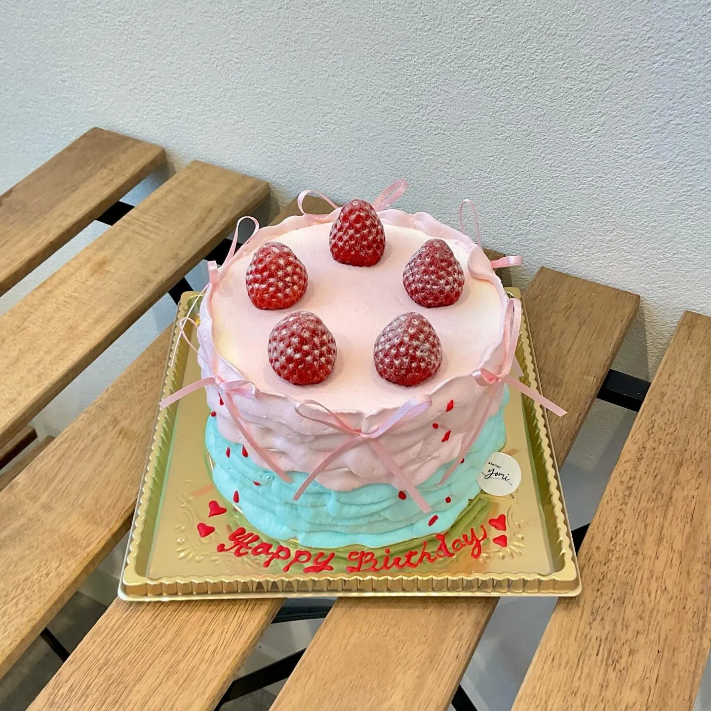 淡いピンクとブルーの2色のクリームの少し背の高いケーキ