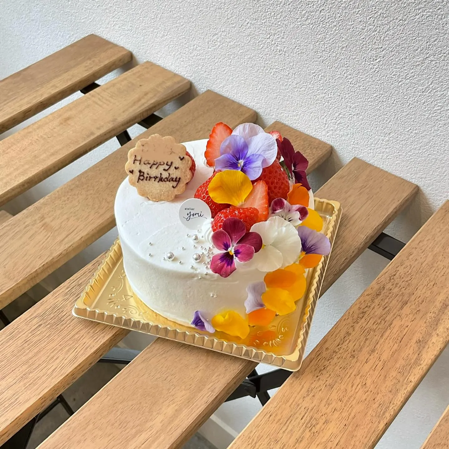 いちごとエディブルフラワーをたっぷり飾った、やさしい雰囲気の...