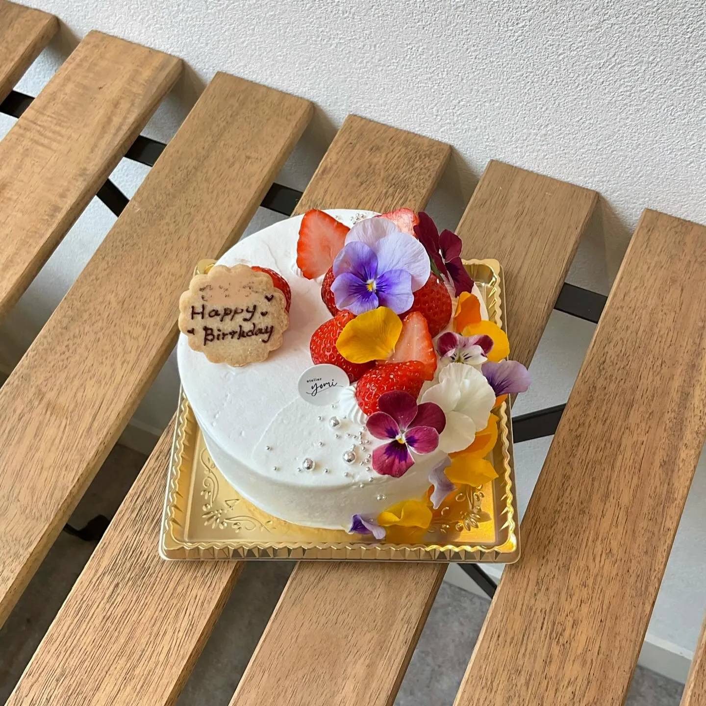 いちごとエディブルフラワーをたっぷり飾った、やさしい雰囲気の...