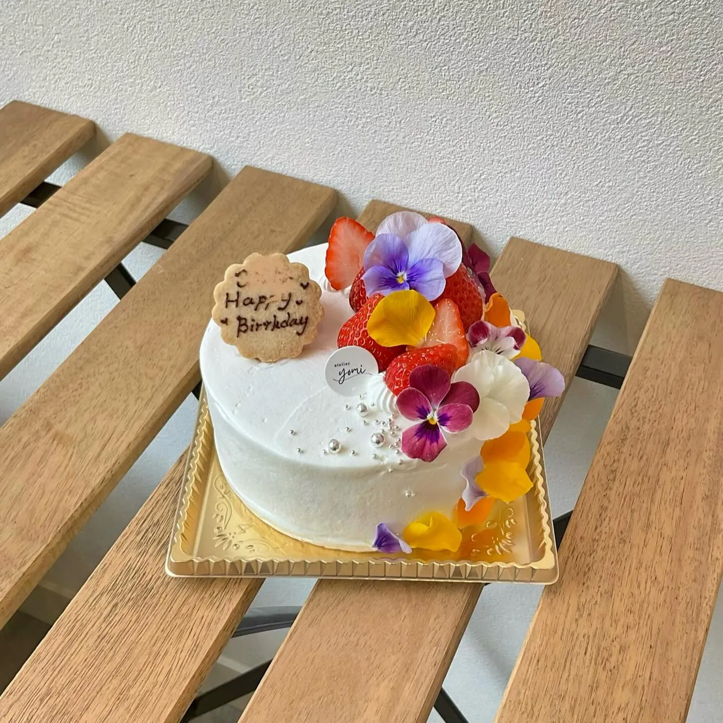 いちごとエディブルフラワーをたっぷり飾った、やさしい雰囲気の...