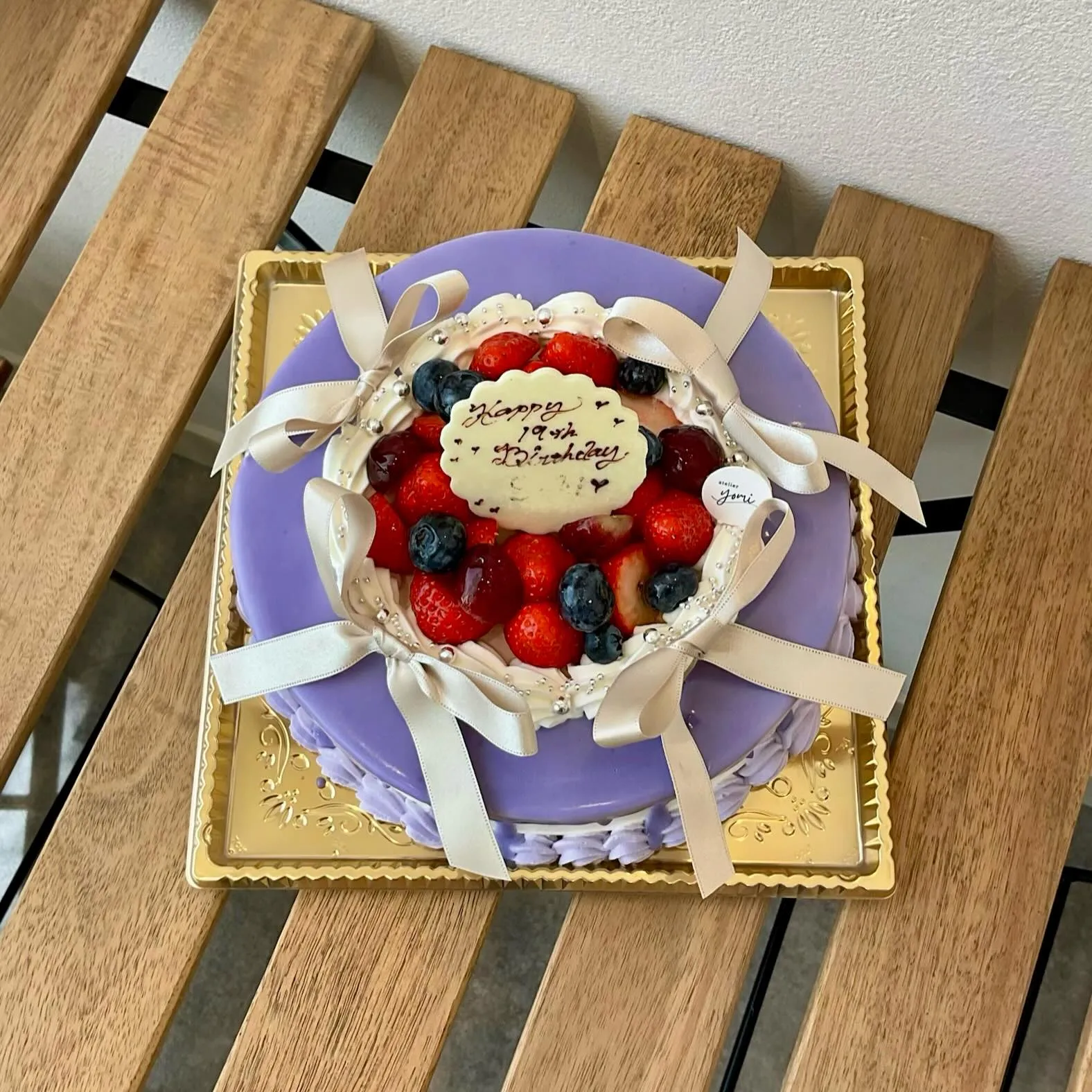 ラベンダーカラーとリボンのオーダーケーキ
