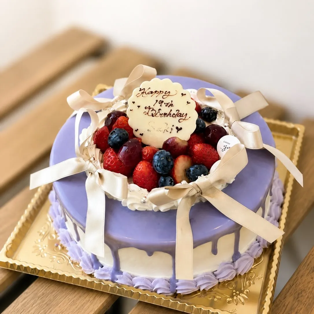 ラベンダーカラーとリボンのオーダーケーキ