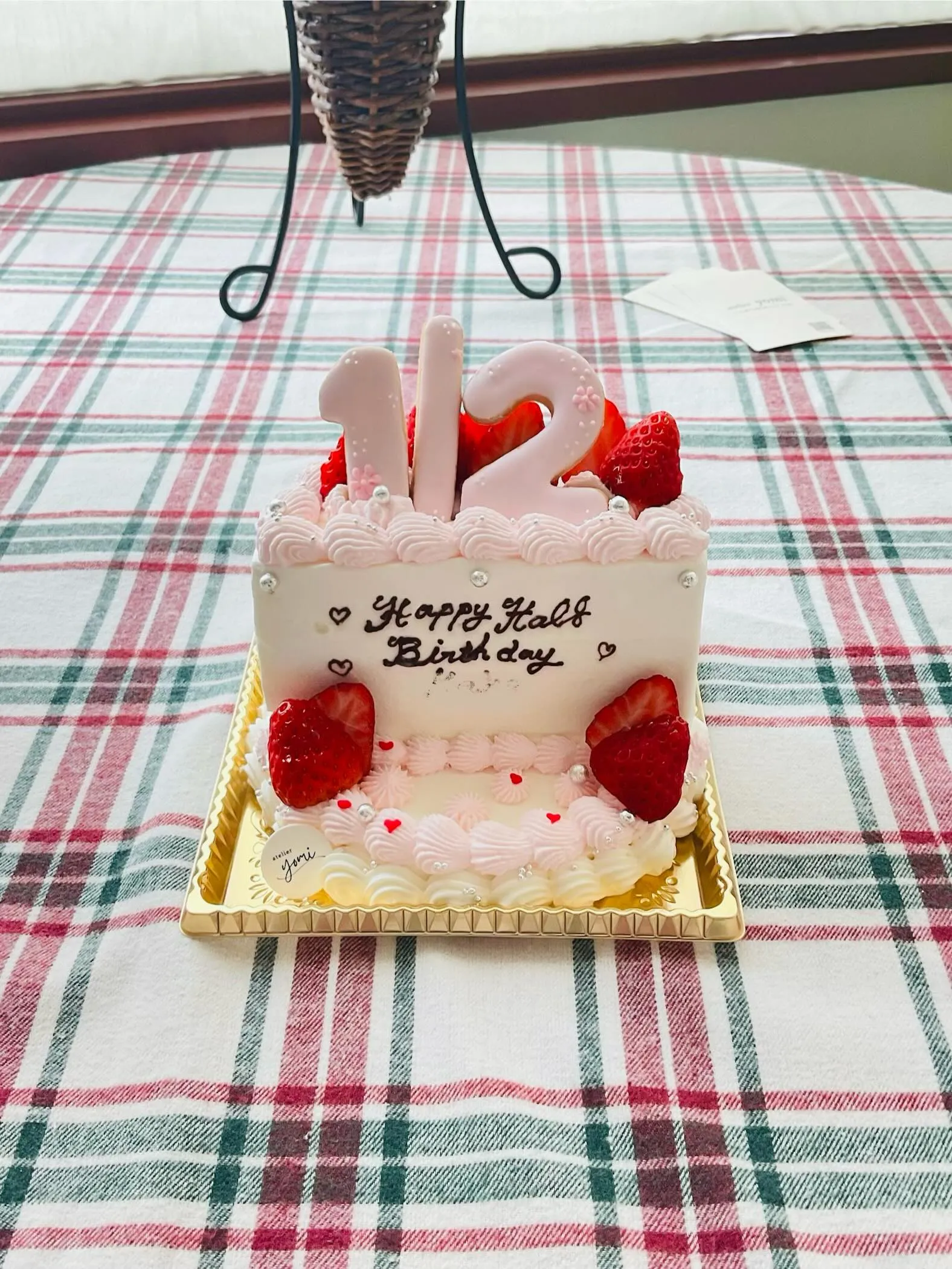 淡いピンクに、“1/2”クッキー。