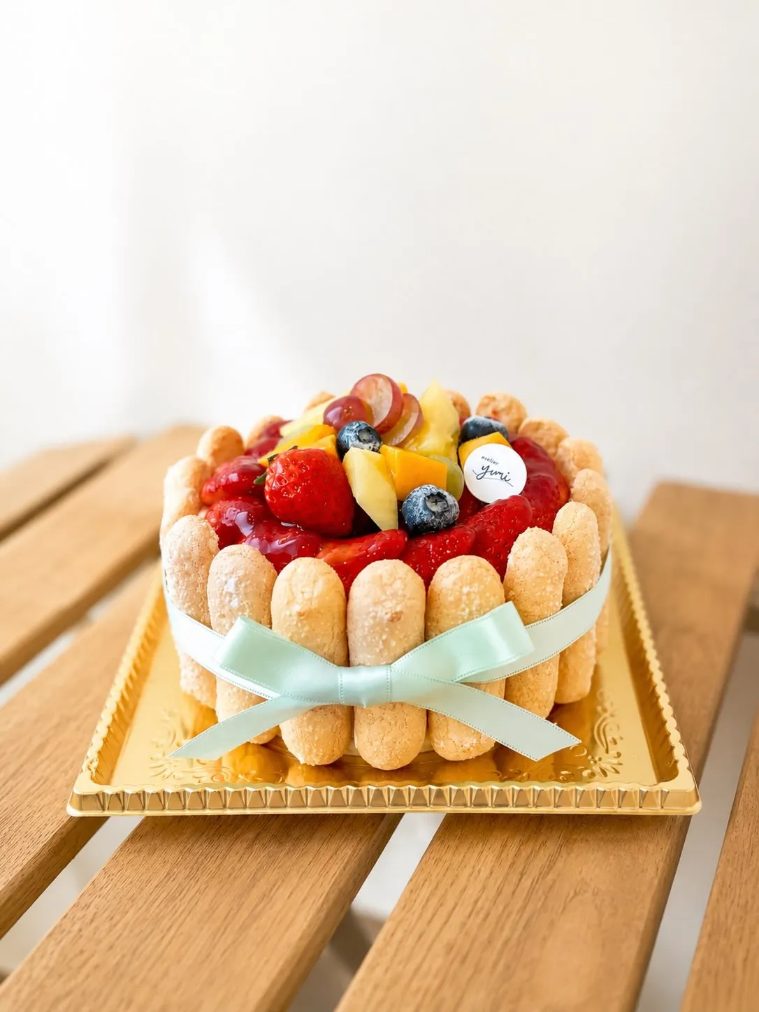 季節のフルーツをたっぷりのせたシャルロットケーキ🍓🫐🍍風なデ...