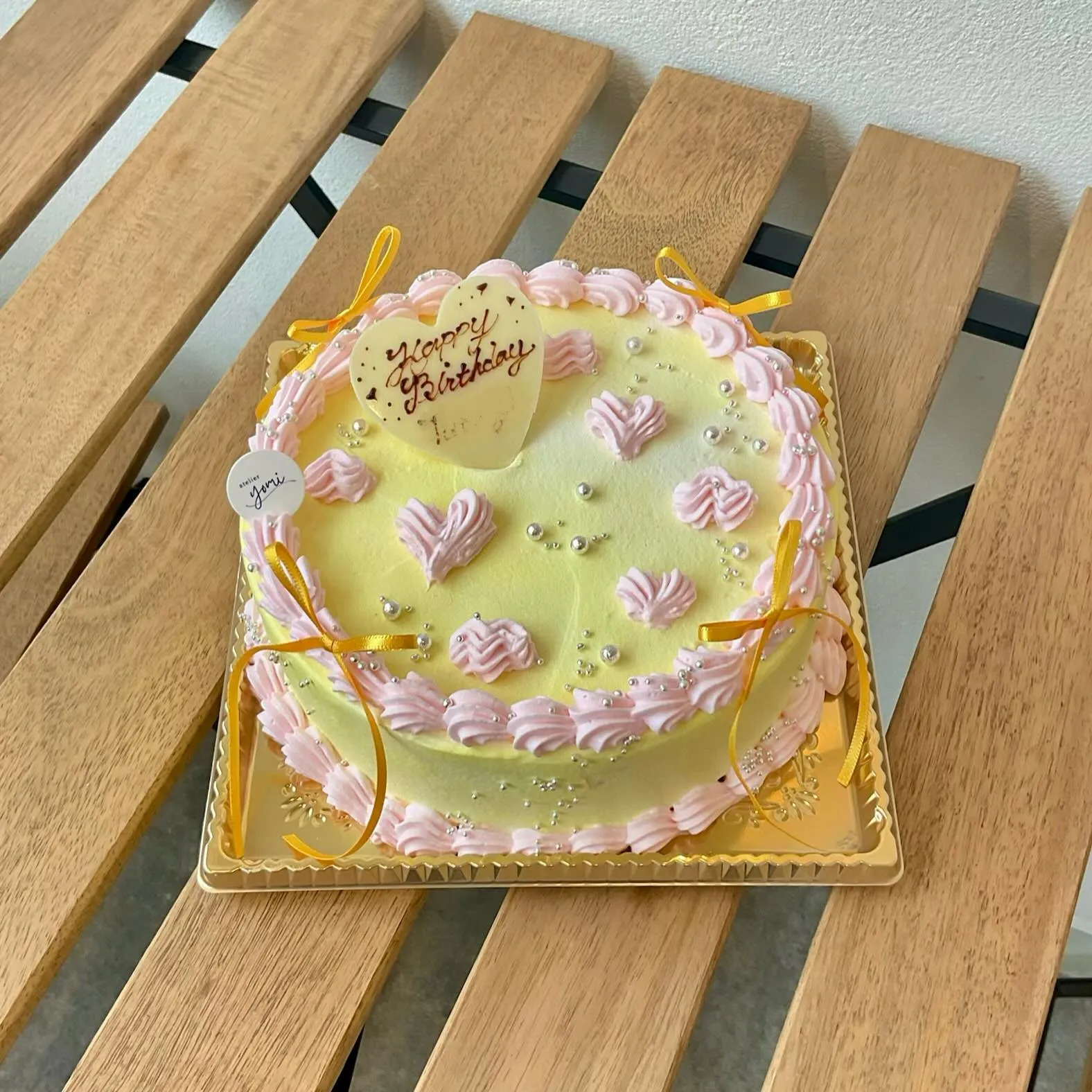 淡いイエローとピンクの