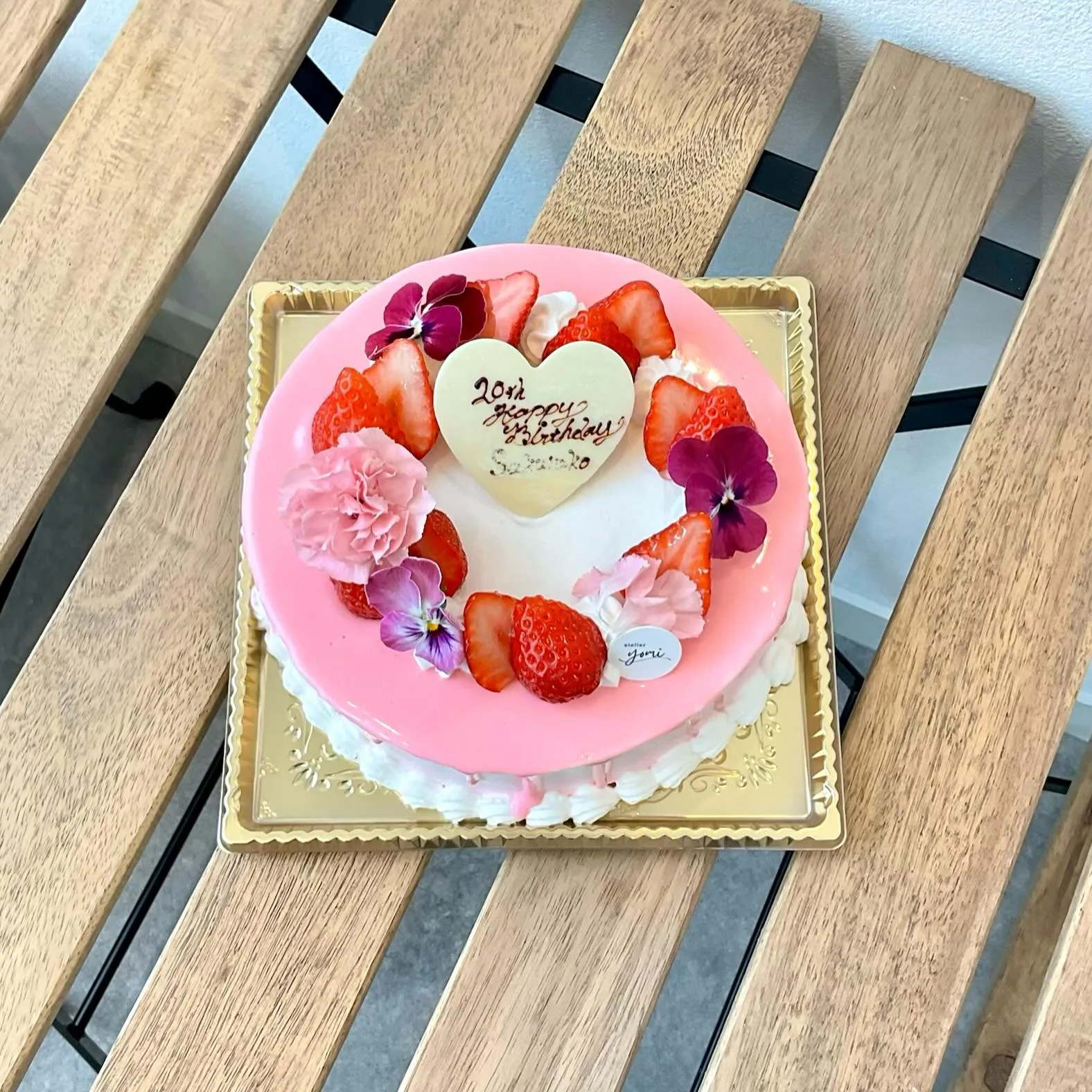 ピンクのグラサージュに、いちごとお花をたっぷり飾った