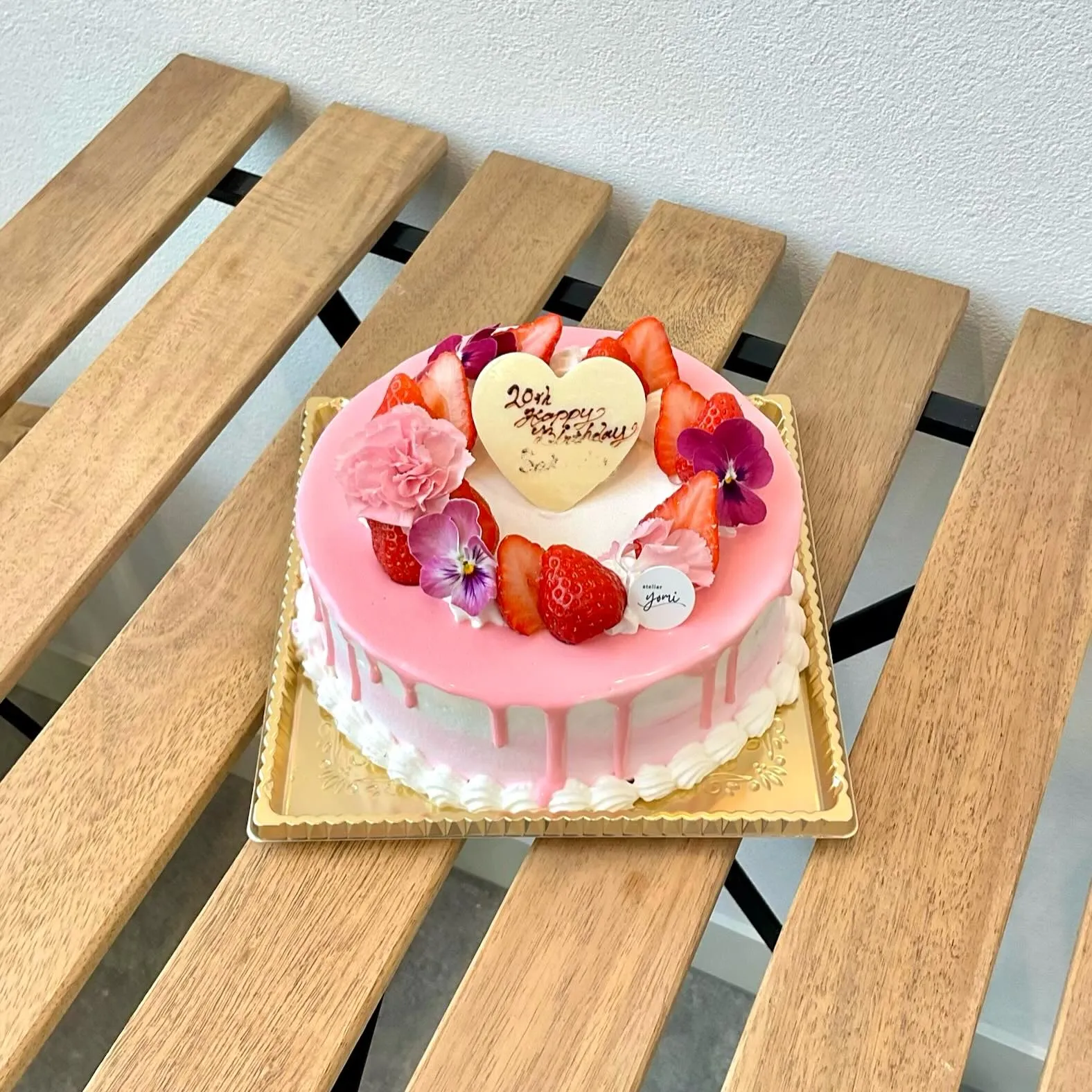 ピンクのグラサージュに、いちごとお花をたっぷり飾った