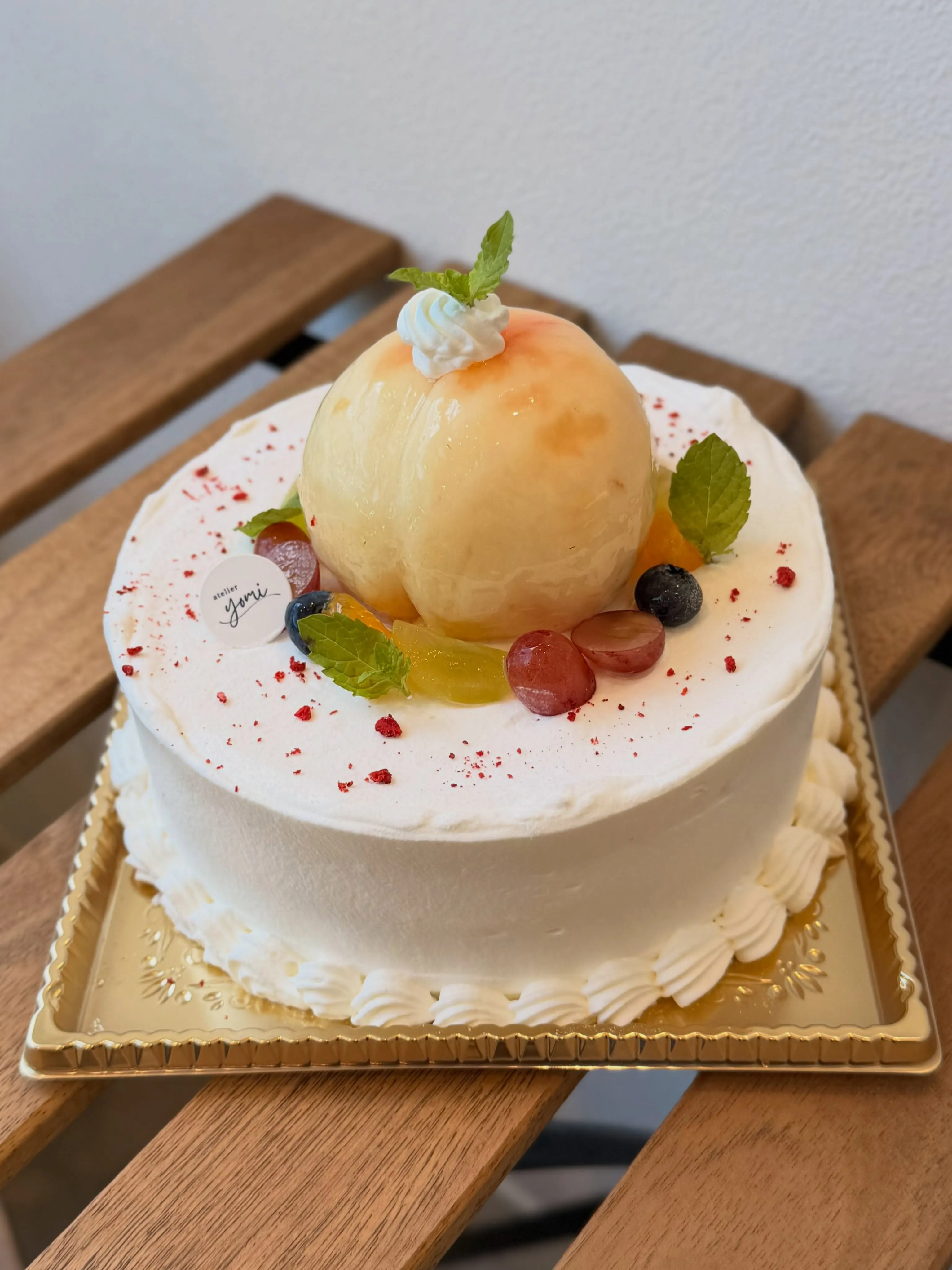 桃を丸ごと飾った桃のホールケーキ（サンドも桃）