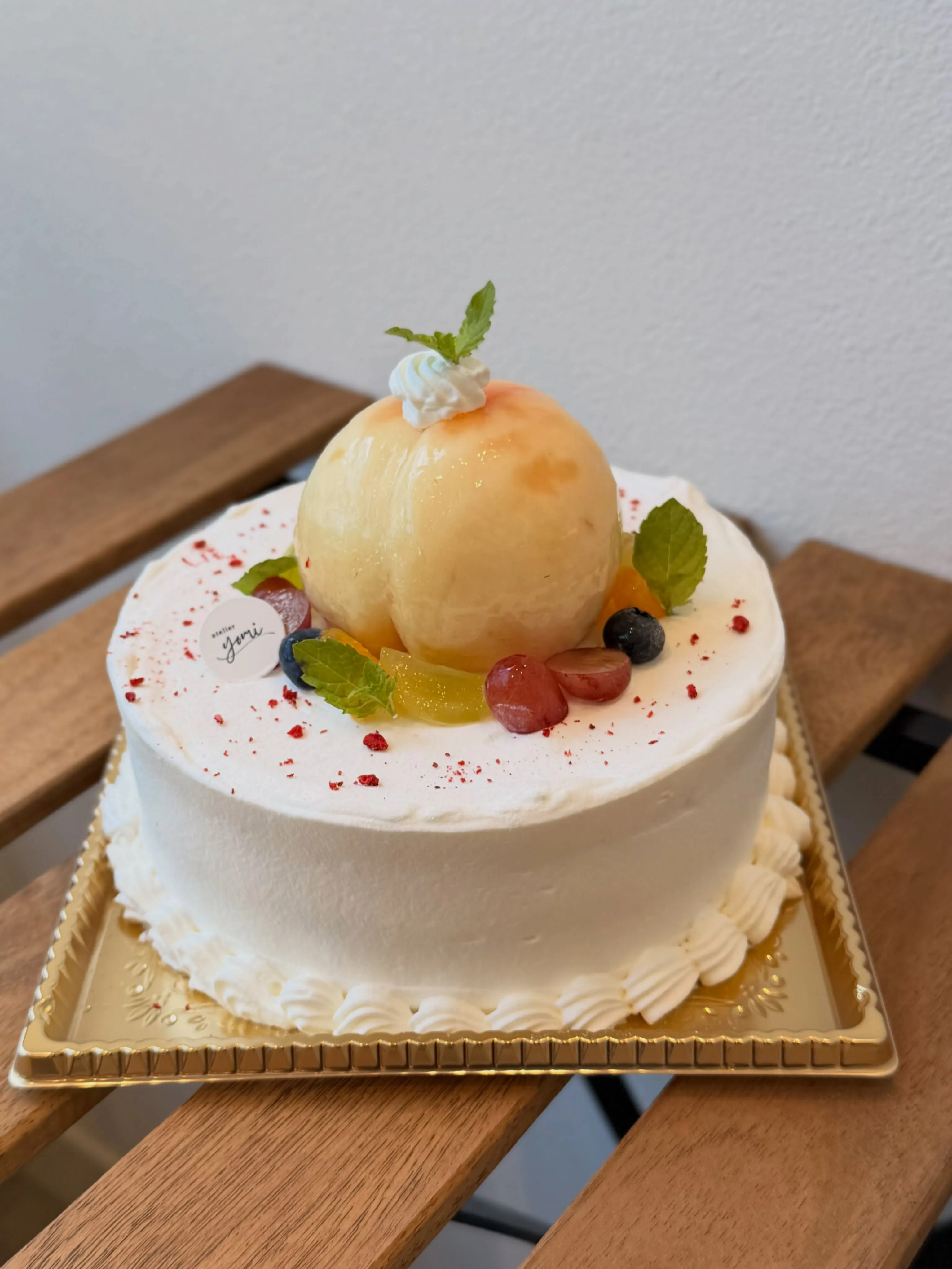 桃を丸ごと飾った桃のホールケーキ（サンドも桃）